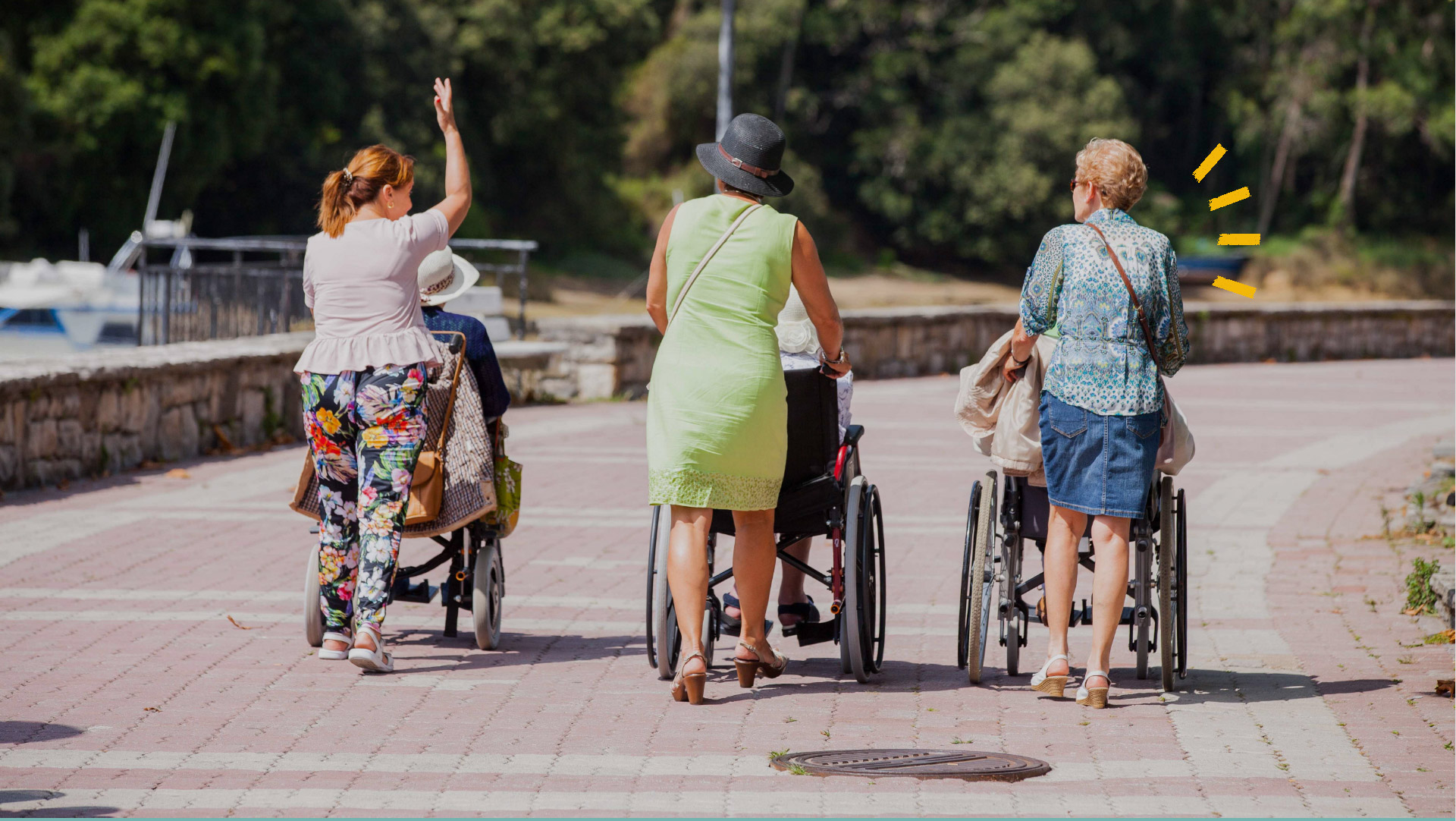 Grupo de mujeres llevando a otras tres mujeres que van en silla de ruedas.